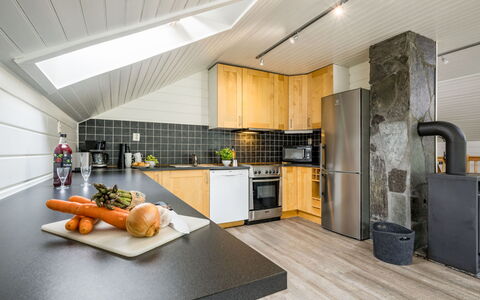 Frigg: Cabinetry, Countertop, Gebäude, Küche, Interior Design, Küchengerät, Sinken, Holz, Herd, Flooring