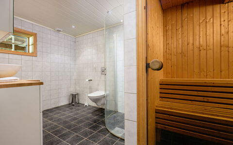 Frigg: Spiegel, Armatur, Badezimmer, Sinken, Gebäude, Beleuchtung, Interior Design, Holz, Fussboden