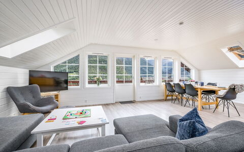 Frigg: Möbel, Eigentum, Couch, Stuhl, Komfort, Interior Design, Flooring, Fussboden, Schatten, Wohnzimmer