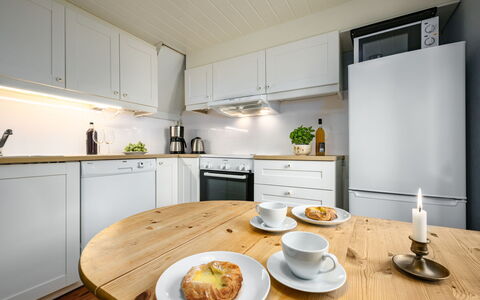 Johans Maria Stova: Essen, Tabelle, Cabinetry, Möbel, Geschirr, Countertop, Dishware, Herd, Interior Design, Holz