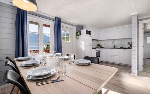Tor: Möbel, Tabelle, Stuhl, Couch, Holz, Geschirr, Interior Design, Gebäude, Flooring, Küche