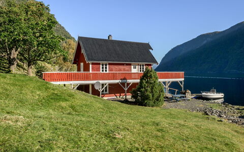 Tor: Himmel, Eigentum, Gebäude, Pflanze, Natürliche Landschaft, Berg, Haus, Hütte, Hochland, Holz