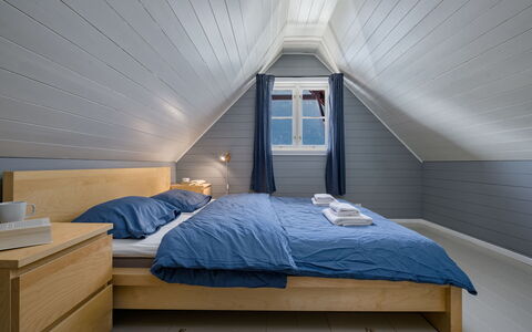 Tor: Gebäude, Eigentum, Möbel, Komfort, Haus, Holz, Bettrahmen, Schatten, Textil, Interior Design