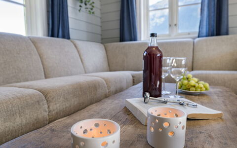 Tor: Tabelle, Fenster, Flasche, Möbel, Geschirr, Essen, Drinkware, Vorhang, Interior Design, Holz