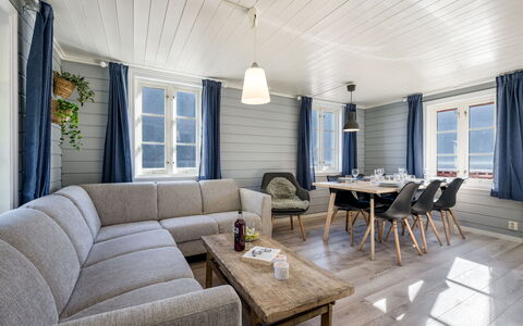 Tor: Couch, Tabelle, Eigentum, Möbel, Fenster, Bilderrahmen, Schatten, Interior Design, Holz, Wohnzimmer