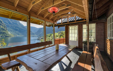 Odin: Eigentum, Fenster, Tabelle, Pflanze, Wasser, Holz, Interior Design, Schatten, Baum, Gebäude