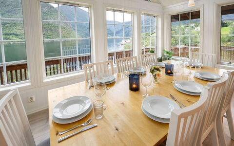 Odin: Tabelle, Möbel, Eigentum, Geschirr, Fenster, Dishware, Holz, Stuhl, Interior Design, Fussboden