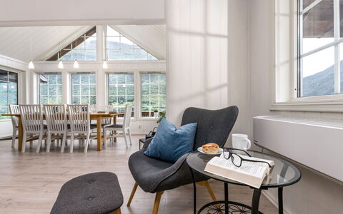 Odin: Möbel, Eigentum, Tabelle, Gebäude, Fenster, Stuhl, Holz, Komfort, Interior Design, Die Architektur
