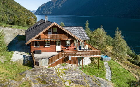 Odin: Wasser, Berg, Himmel, Pflanze, Natürliche Landschaft, Haus, Gebäude, See, Hochland, Baum