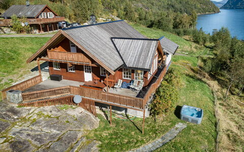 Odin: Wasser, Gebäude, Pflanze, Holz, Natürliche Landschaft, Baum, Haus, Steigung, Fenster, Freizeit