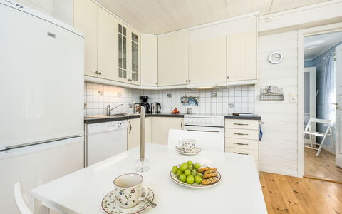 Arnafjord 609: Küche, Flooring, Küchengerät, Holz, Interior Design, Fussboden, Decke, Cabinetry, Major Appliance, Countertop