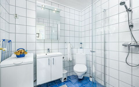 Arnafjord 609: Armatur, Flooring, Interior Design, Fussboden, Badezimmer, Installation, Fliese, Toilette, Decke, Sinken