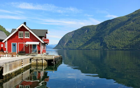 Arnafjord 609: Wasser, Himmel, Wolke, Gebäude, Azurblau, Berg, Natürliche Landschaft, See, Fenster, Haus