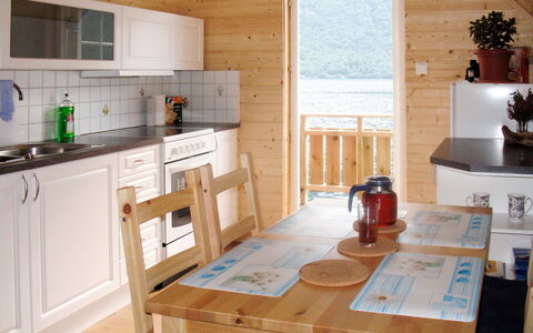 Arnafjord 609: Spüle, Cabinetry, Eigentum, Möbel, Gebäude, Pflanze, Sinken, Tabelle, Countertop, Holz