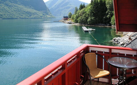 Arnafjord 609: Wasser, Himmel, Grün, Watercraft, Boot, Berg, See, Stuhl, Baum, Freizeit