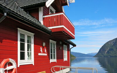 Arnafjord 609: Wasser, Himmel, Wolke, Gebäude, Eigentum, Fenster, Blau, Holz, Haus, Die Architektur