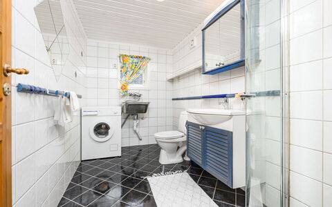 Jambueggi: Flooring, Fussboden, Armatur, Fliese, Verbundwerkstoff, Installation, Toilette, Badezimmer, Aluminium