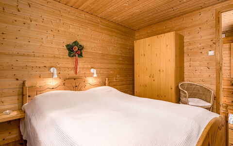 Krokeggi: Holz, Flooring, Fussboden, Decke, Interior Design, Möbel, Schlafzimmer, Bett, Beleuchtung, Light Fixture