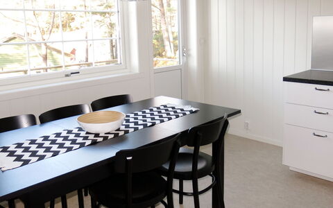 Solsvika: Tabelle, Möbel, Cabinetry, Geschirr, Fenster, Stuhl, Gebäude, Küche & Esszimmer Tisch, Holz, Interior Design