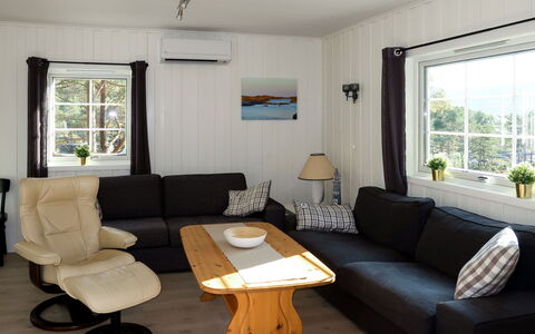 Blåsenberg: Möbel, Eigentum, Couch, Komfort, Fenster, Gebäude, Bilderrahmen, Holz, Tabelle, Schatten