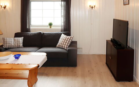Blåsenberg: Tabelle, Möbel, Komfort, Couch, Fenster, Gebäude, Holz, Interior Design, Beleuchtung, Vorhang