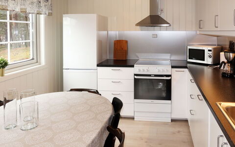 Blåsenberg: Cabinetry, Countertop, Möbel, Eigentum, Küchengerät, Herd, Beleuchtung, Küche, Fenster, Haushaltsgerät