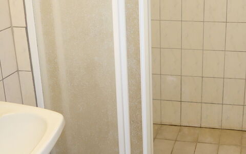 Blåsenberg: Eigentum, Weiss, Sinken, Badezimmer, Armatur, Interior Design, Tür, Flooring, Fussboden
