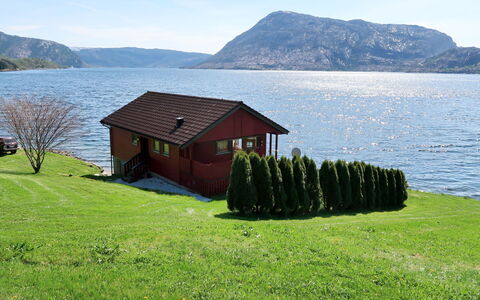 Nanna: Wasser, Himmel, Wolke, Pflanze, Berg, Eigentum, Gebäude, Ökoregion, Azurblau, Grün