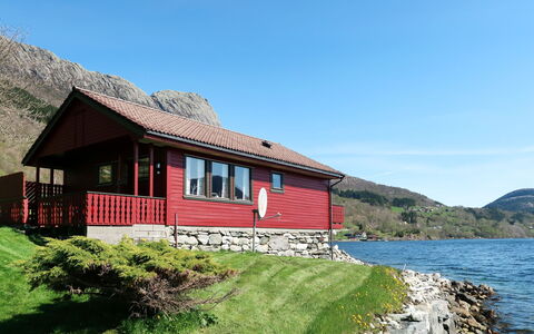Nanna: Wasser, Himmel, Pflanze, Fenster, Gebäude, Berg, Natürliche Landschaft, Haus, Holz, Hütte