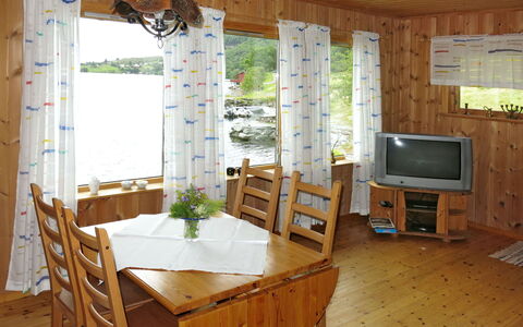 Nanna: Tabelle, Möbel, Eigentum, Pflanze, Stuhl, Fenster, Holz, Interior Design, Cabinetry, Gebäude