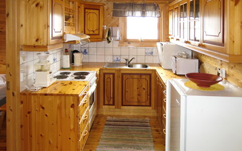 Nanna: Braun, Cabinetry, Spüle, Sinken, Countertop, Eigentum, Fenster, Zapfhahn, Holz, Küche
