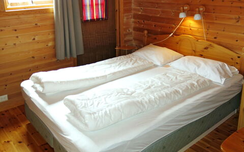 Nanna: Möbel, Fenster, Komfort, Holz, Textil, Gebäude, Bettrahmen, Fussboden, Schatten, Bett