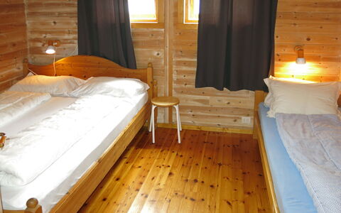 Nanna: Möbel, Gebäude, Licht, Komfort, Holz, Bett, Lampe, Fussboden, Bettrahmen, Wand