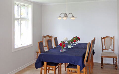 Strøneneset: Tabelle, Möbel, Eigentum, Stuhl, Blume, Fenster, Holz, Gebäude, Interior Design, Farbe