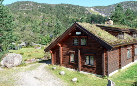 Steinbu: Pflanze, Himmel, Berg, Eigentum, Fenster, Gebäude, Haus, Baum, Natürliche Landschaft, Holz
