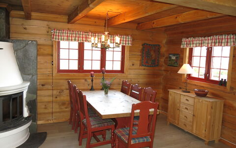 Kvila: Möbel, Cabinetry, Eigentum, Fenster, Tabelle, Küche, Holz, Interior Design, Countertop, Die Architektur