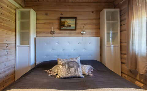 Lislebu: Bett, Möbel, Schlafzimmer, Interior Design, Fussboden, Bedding, Bettdecke, Flooring, Holz, Decke