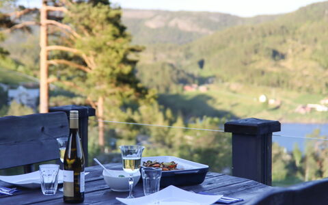 Lislebu: Möbel, Tabelle, Geschirr, Stuhl, Gartenmöbel, Drinkware, Tisch Im Freien, Küche & Esszimmer Tisch, Restaurant, Wein