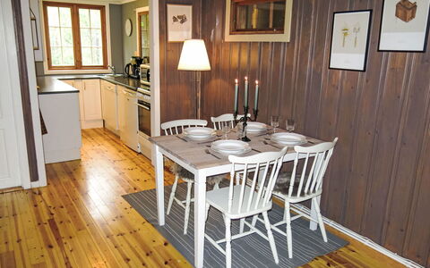 Hustjønn: Cabinetry, Eigentum, Möbel, Bilderrahmen, Tabelle, Stuhl, Holz, Countertop, Fenster, Interior Design