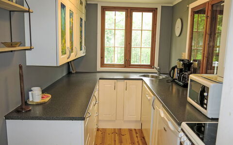 Hustjønn: Cabinetry, Spüle, Countertop, Fenster, Sinken, Küche, Holz, Herd, Küchengerät, Interior Design