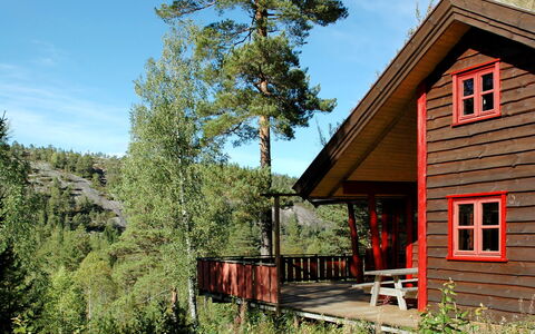 Troll: Himmel, Pflanze, Gebäude, Natur, Fenster, Natürliche Landschaft, Holz, Baum, Gras, Grundstueck