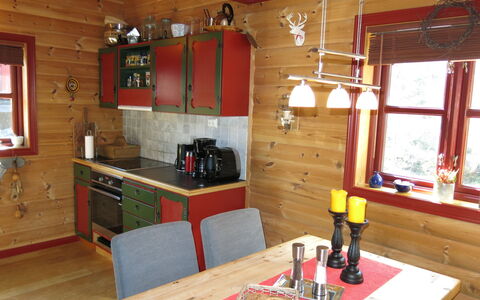 Troll: Tabelle, Möbel, Eigentum, Fenster, Cabinetry, Holz, Interior Design, Beleuchtung, Stuhl, Küche
