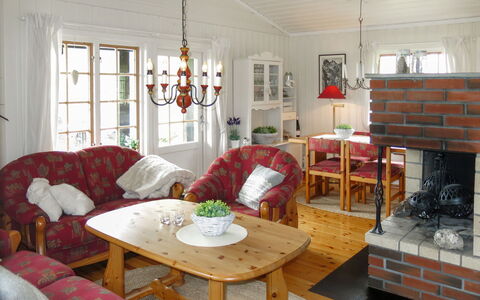 Fjellidyll: Tabelle, Eigentum, Möbel, Gebäude, Fenster, Bilderrahmen, Komfort, Stuhl, Holz, Interior Design