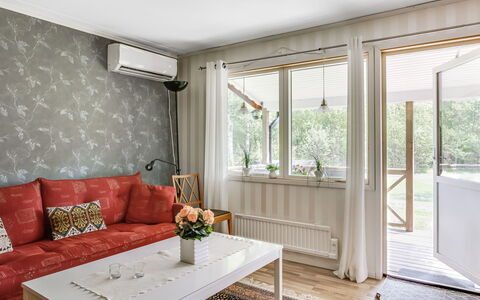 Björkebo: Eigentum, Möbel, Tabelle, Pflanze, Blume, Fenster, Holz, Gebäude, Interior Design, Komfort