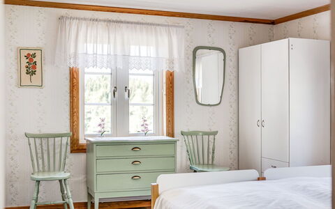 Mjöhult Utsikten: Möbel, Cabinetry, Gebäude, Eigentum, Fenster, Tür, Schublade, Holz, Interior Design, Textil