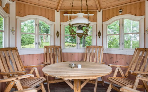 Hökagården: Tabelle, Möbel, Fenster, Pflanze, Stuhl, Gebäude, Holz, Interior Design, Gartenmöbel, Holzbeize