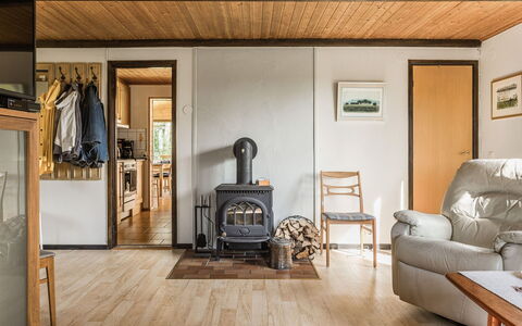 Kjuge Gula Huset: Möbel, Gebäude, Holz, Couch, Bilderrahmen, Interior Design, Die Architektur, Fussboden, Flooring, Wohnzimmer