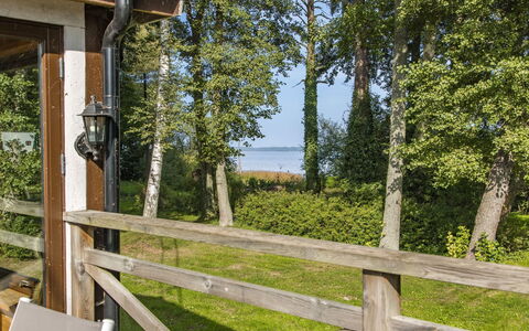 Kjuge Gula Huset: Pflanze, Eigentum, Baum, Holz, Himmel, Gebäude, Schatten, Zaun, Hütte, Gras