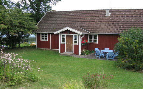 Fågelkärr Sjöstugan: Pflanze, Fenster, Eigentum, Gebäude, Himmel, Hütte, Baum, Grundstueck, Haus, Blume
