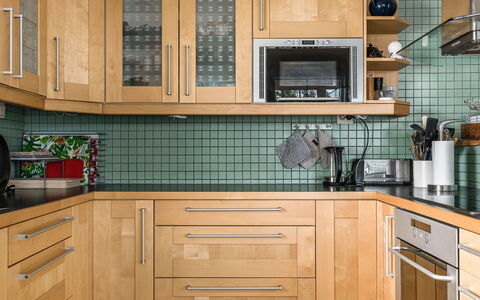 Villa Lundsfjärden: Braun, Cabinetry, Countertop, Eigentum, Küche, Holz, Schublade, Herd, Küchengerät, Interior Design